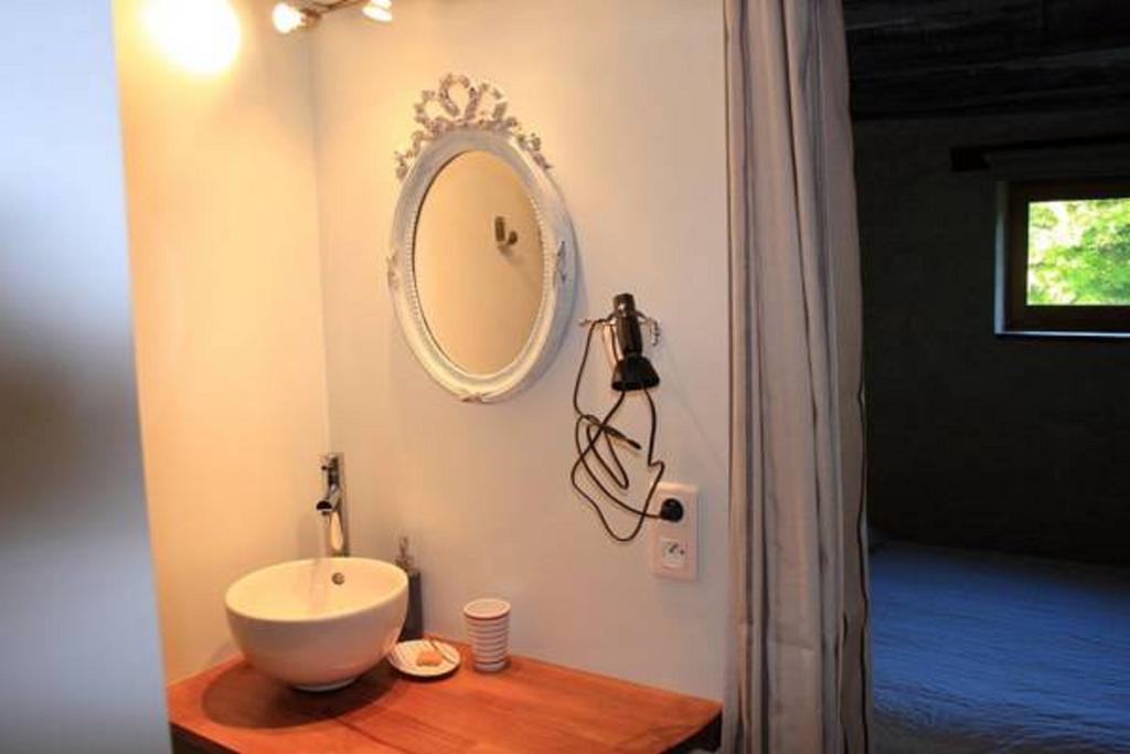 Le Logis Du Peu Girard Acomodação com café da manhã La Roche-Clermault Quarto foto