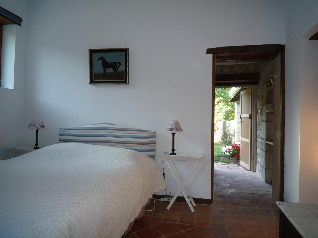 Le Logis Du Peu Girard Acomodação com café da manhã La Roche-Clermault Quarto foto